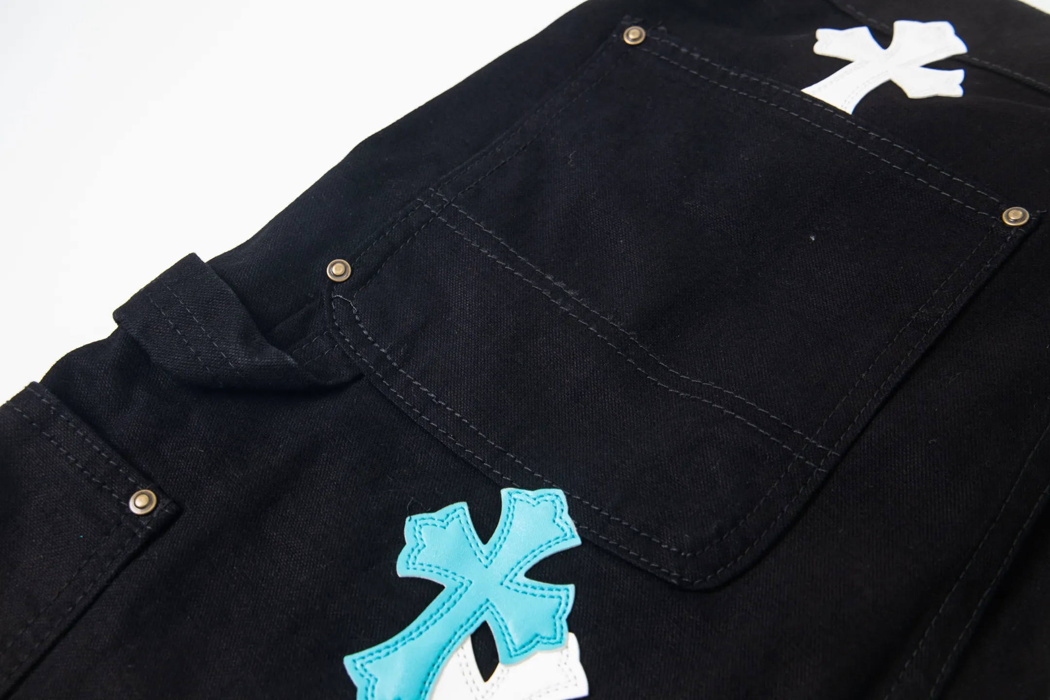 P260 Chrome Hearts co-branded Carhartt zipper leather jeans, priced at 16W+, patchwork cross pattern embellishment, high-waisted washed jeans! ! Absolutely high-end luxury products, 8W+ level god-level single products, super popular products, made with top heavy industry, a magic weapon that cannot be missed. About Kroxin This is an extremely luxurious fashion brand, which can also be called the nobles of the high street. It has always been an exclusive brand for some hipsters or the rich second generation. Compared with ordinary high streets, it is more luxurious and noble. Compared with luxury brands, it has a more fashionable personality and has always been a brand that I have a special liking for. Style number: 1772# Size: 28 30 32 34 36